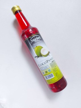 Bandung, Endonezya-Eylül-13 2022: bir şişe kırmızı şurup. Marjan markası. Cocopandan aromalı. Zevkli. İzole edilmiş arkaplan beyaz.