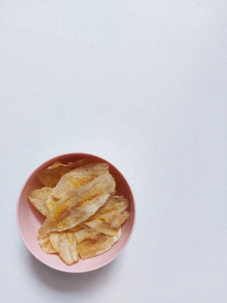 Бананові Чіпси Традиційна Закуска Індонезії Кричущий Хрупкий Служив Рожевій Тарілці — стокове фото
