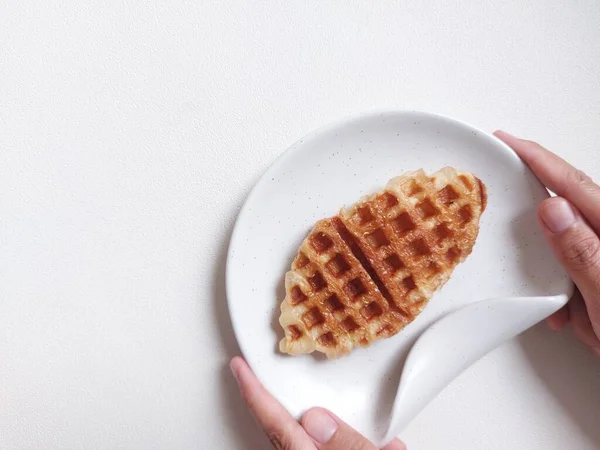 Croffle Nebo Croissant Vafle Bílém Talíři Virový Dezert Nebo Svačinka — Stock fotografie