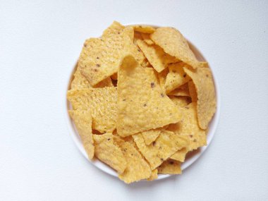 Nachos tortilla mısır cipsi beyaz tabakta. İzole edilmiş arkaplan beyaz