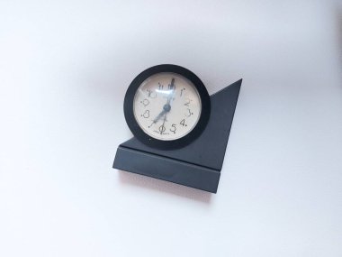 Bogor, Endonezya-Eylül 21 2022: siyah alarm saati. Saat yediyi gösteriyor. izole edilmiş arkaplan