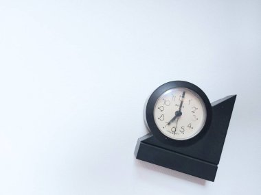 Bogor, Endonezya-Eylül 21 2022: siyah alarm saati. Saat yediyi gösteriyor. izole edilmiş arkaplan