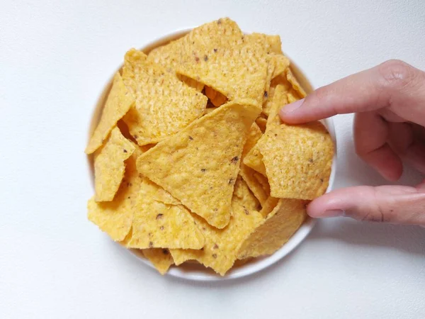 Tortilla Nachos Con Chips Maíz Plato Blanco Fondo Aislado Blanco — Foto de Stock