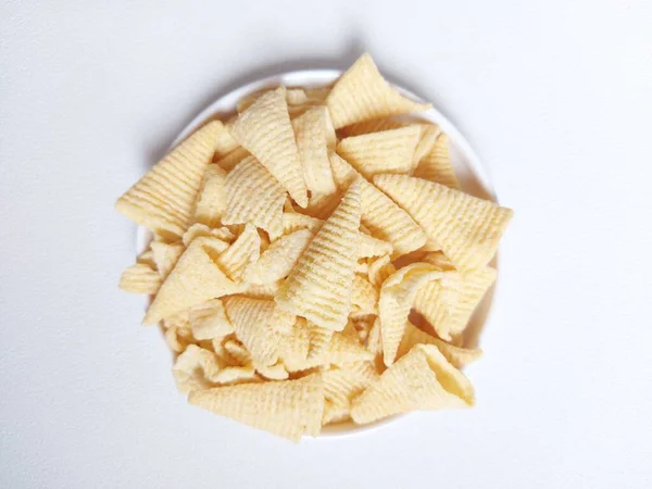 Bugles Knapperige Snack Witte Plaat Geïsoleerde Achtergrond Wit — Stockfoto