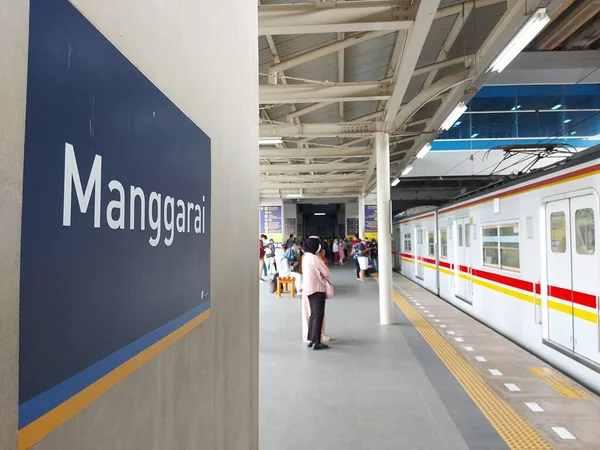 2022年9月6日 インドネシア ジャカルタ マンガライ駅の雰囲気が通勤電車を待つ — ストック写真