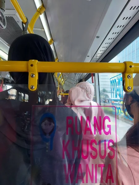 2022年8月21日 雅加达 印尼文 Ruang Khusus Wanita 透明贴纸 意思是在公交公共汽车上为妇女提供一个特别房间 — 图库照片