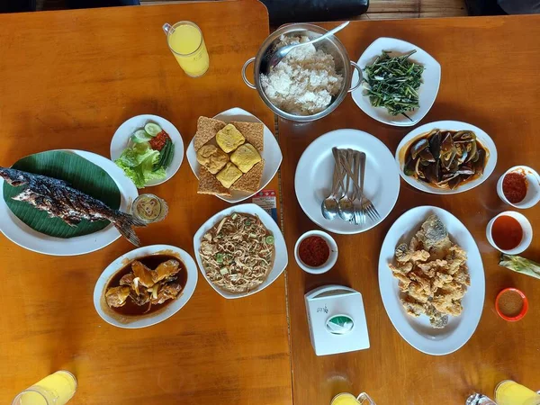 2022年8月17日インドネシア ボゴール インドネシアのスンダ地方を代表する様々な料理の内容を含む表の状況 焼き魚 揚げ豆腐 ロテク 炒め物のケール グリーンアサリ等で構成されます — ストック写真