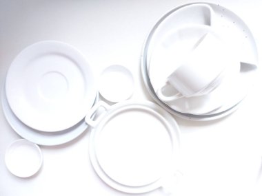 Beyaz tabaklar ve bardaklar. Beyazlar içinde ıssız bir yer. Beyaz fotoğraf konsepti. 