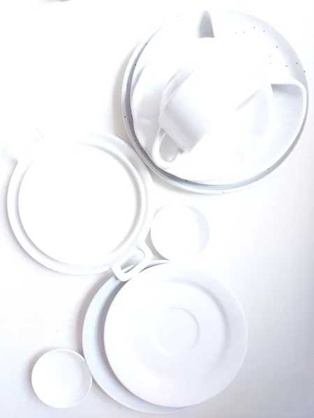 Platos Blancos Tazas Suelo Bacalao Aislado Blanco Blanco Concepto Fotografía — Foto de Stock