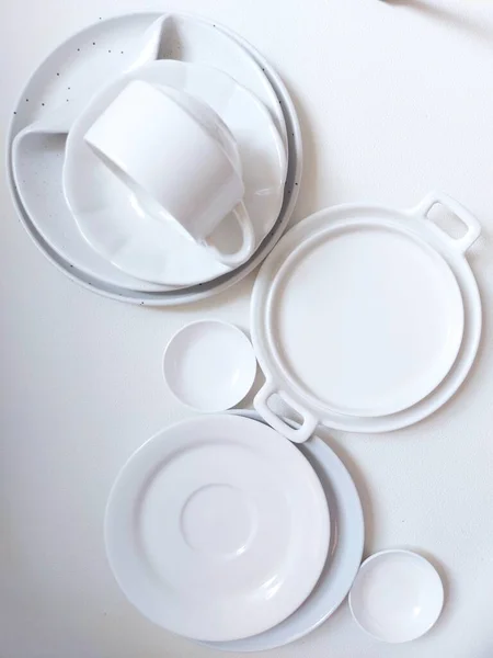 Белые Тарелки Чашки Изолированная Площадка Белом Бело Белая Фотография — стоковое фото