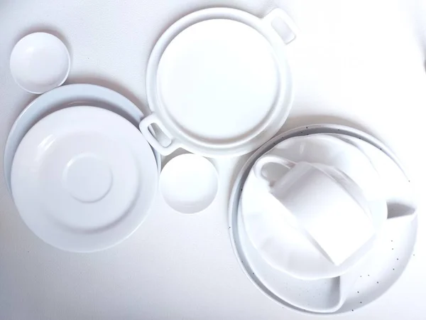 Platos Blancos Tazas Suelo Bacalao Aislado Blanco Blanco Concepto Fotografía — Foto de Stock