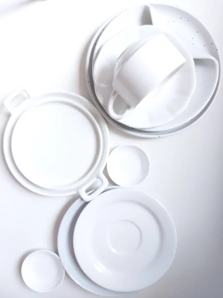 Platos Blancos Tazas Suelo Bacalao Aislado Blanco Blanco Concepto Fotografía — Foto de Stock