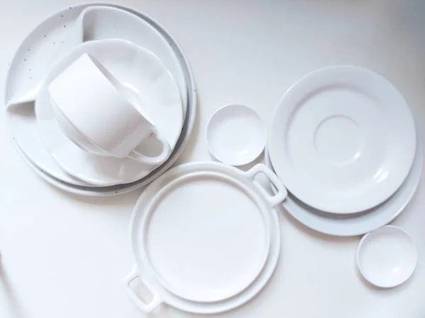 Platos Blancos Tazas Suelo Bacalao Aislado Blanco Blanco Concepto Fotografía — Foto de Stock