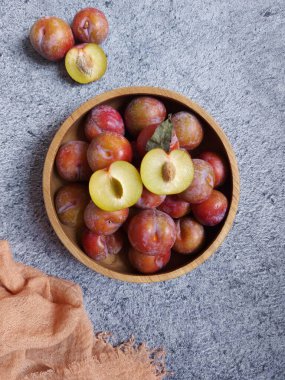 Ahşap kasede erik meyvesi yığını. İzole edilmiş arkaplan