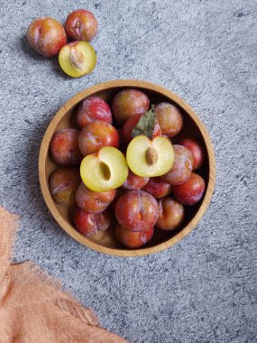 Ahşap kasede erik meyvesi yığını. İzole edilmiş arkaplan