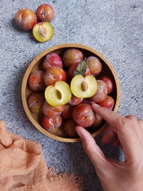 Ahşap kasede erik meyvesi yığını. İzole edilmiş arkaplan