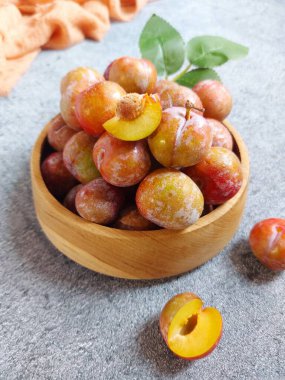 Ahşap kasede erik meyvesi yığını. İzole edilmiş arkaplan