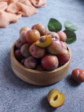 Ahşap kasede erik meyvesi yığını. İzole edilmiş arkaplan