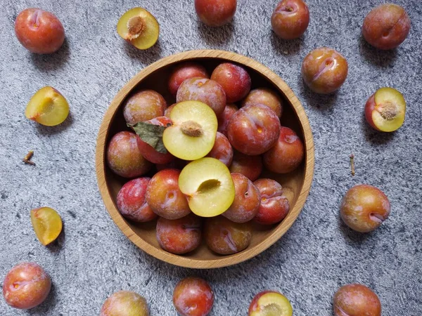 Ahşap kasede erik meyvesi yığını. İzole edilmiş arkaplan