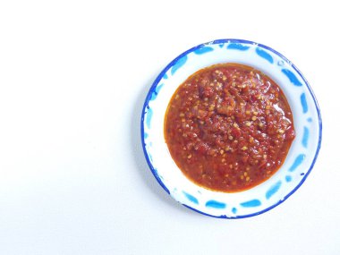 Sambal terasi. Endonezya 'dan geleneksel bir meze. Taze kırmızı biber ve karides ezmesinden yapılmış. Sıcak ve lezzetli tat..