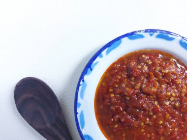 Sambal terasi. Endonezya 'dan geleneksel bir meze. Taze kırmızı biber ve karides ezmesinden yapılmış. Sıcak ve lezzetli tat..
