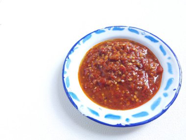 Sambal terasi. Endonezya 'dan geleneksel bir meze. Taze kırmızı biber ve karides ezmesinden yapılmış. Sıcak ve lezzetli tat..