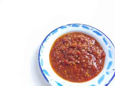 Sambal terasi. Endonezya 'dan geleneksel bir meze. Taze kırmızı biber ve karides ezmesinden yapılmış. Sıcak ve lezzetli tat..