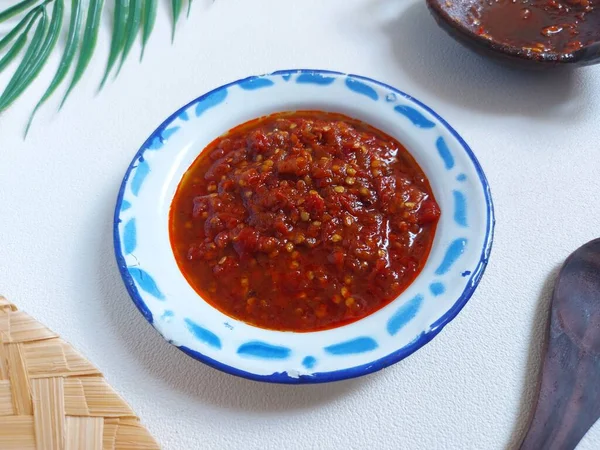 サンバル テラシ インドネシアの伝統的なサイドディッシュです 新鮮な赤唐辛子とエビのペーストで作られています 熱くておいしい味 — ストック写真