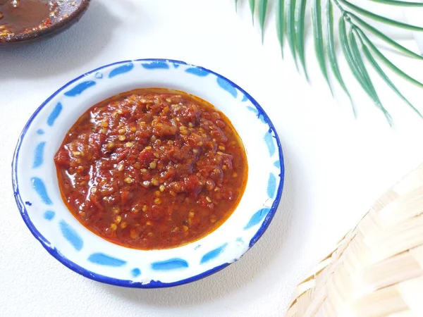 サンバル テラシ インドネシアの伝統的なサイドディッシュです 新鮮な赤唐辛子とエビのペーストで作られています 熱くておいしい味 — ストック写真