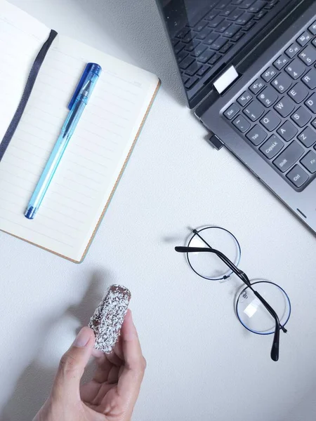 Ženy Drží Snack Bar Čokoládovou Příchutí Dokončeno Notebookem Knihou Modrým — Stock fotografie