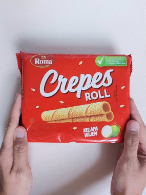 bogor, Endonezya-Eylül-24 2022: roma crepes roll kelapa wijen. Hindistancevizi aromalı krep. Endonezya perakende ürünü. izole edilmiş arkaplan.