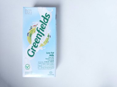 Bogor, Endonezya-Eylül 28 2022: az yağlı süt. Greenfield markası. Endonezya pazarı için perakende ürün. İzole edilmiş arkaplan beyaz.