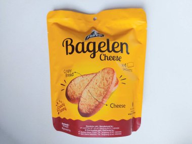 Bogor, Endonezya-Eylül 28 2022: paroti bagelen peyniri. Endonezya perakende ürününün markası. Peynirli çıtır ekmek. Zevkli. İzole edilmiş arkaplan beyaz