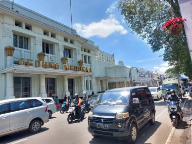 Bandung, Endonezya-11 Eylül 2022: Jalan Braga, Bandung, Batı Java, Endonezya 'da trafik atmosferi. Turistler için ünlü ve viral bir yer