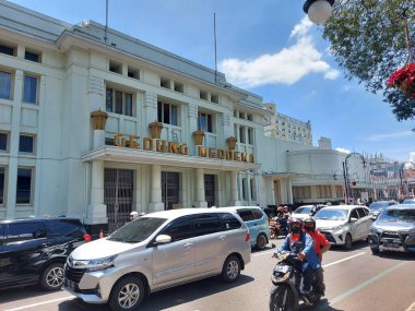 Bandung, Endonezya-11 Eylül 2022: Jalan asya afrika, Bandung, Batı Java, Endonezya 'da trafik atmosferi. Turistler için ünlü ve viral bir yer