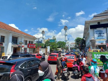 Bandung, Endonezya-11 Eylül 2022: Jalan asya afrika, Bandung, Batı Java, Endonezya 'da trafik atmosferi. Turistler için ünlü ve viral bir yer