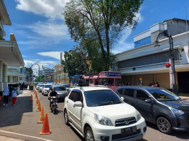 Bandung, Endonezya-11 Eylül 2022: Jalan asya afrika, Bandung, Batı Java, Endonezya 'da trafik atmosferi. Turistler için ünlü ve viral bir yer