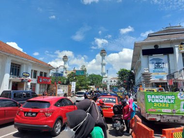 Bandung, Endonezya-11 Eylül 2022: Jalan asya afrika, Bandung, Batı Java, Endonezya 'da trafik atmosferi. Turistler için ünlü ve viral bir yer