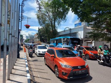 Bandung, Endonezya-11 Eylül 2022: Jalan asya afrika, Bandung, Batı Java, Endonezya 'da trafik atmosferi. Turistler için ünlü ve viral bir yer