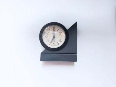 Bogor, Endonezya-Eylül 21 2022: siyah alarm saati. Saat yediyi gösteriyor. izole edilmiş arkaplan