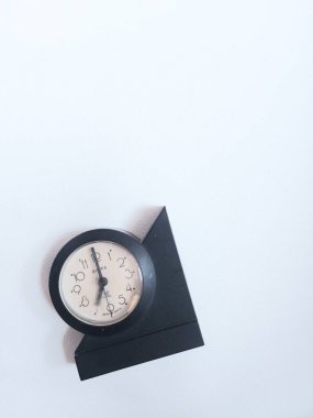 Bogor, Endonezya-Eylül 21 2022: siyah alarm saati. Saat yediyi gösteriyor. izole edilmiş arkaplan