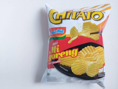 Bogor, Endonezya-Eylül-24 2022: kızarmış erişte aromalı chitato. Plastik pakette patates cipsi var. Endonezya pazarı için perakende ürün. Lezzetli atıştırmalıklar. izole edilmiş arkaplan