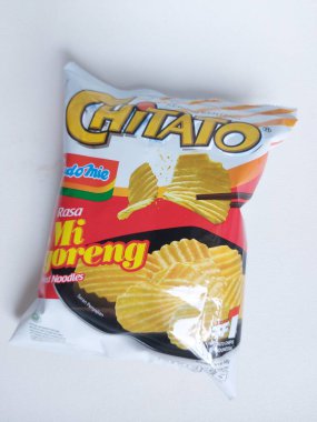 Bogor, Endonezya-Eylül-24 2022: kızarmış erişte aromalı chitato. Plastik pakette patates cipsi var. Endonezya pazarı için perakende ürün. Lezzetli atıştırmalıklar. izole edilmiş arkaplan