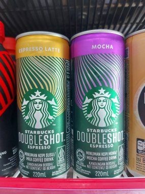Bogor, Endonezya-Eylül 22 2022: Starbucks rafında çifte kahve. Endonezya pazarı için yeni ürün perakendecisi. Ünlü ve viral ürün.