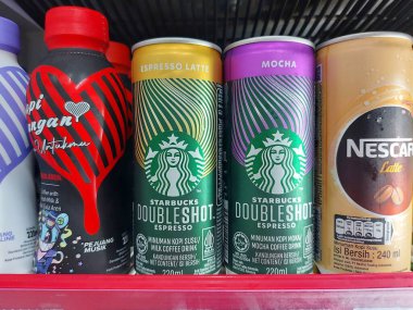 Bogor, Endonezya-Eylül 22 2022: Starbucks rafında çifte kahve. Endonezya pazarı için yeni ürün perakendecisi. Ünlü ve viral ürün.