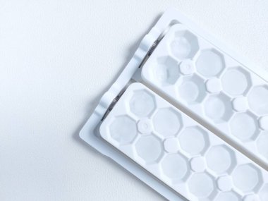 Beyaz küf içinde buz küpleri. Beyazlar içinde izole edilmiş bir arka plan. Boşluğu kopyala