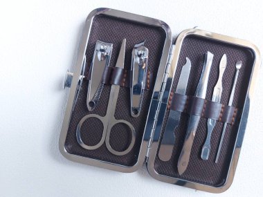 seyahat manikür pedikür seti. izole edilmiş arka plan beyaz. minimalist fotoğrafçılık. 