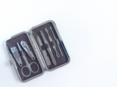 seyahat manikür pedikür seti. izole edilmiş arka plan beyaz. minimalist fotoğrafçılık. 