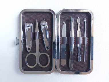 seyahat manikür pedikür seti. izole edilmiş arka plan beyaz. minimalist fotoğrafçılık. 