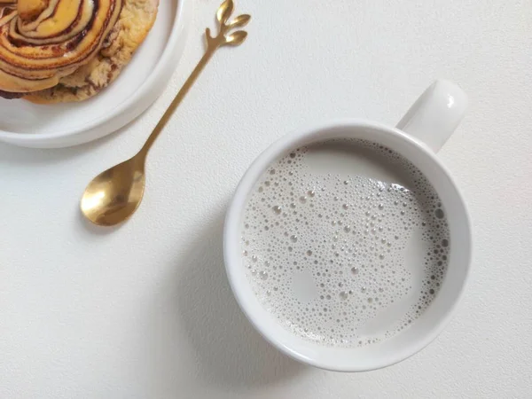 Una Tazza Latte Soia Corredato Panino Cioccolato Piatto Bianco Break — Foto Stock